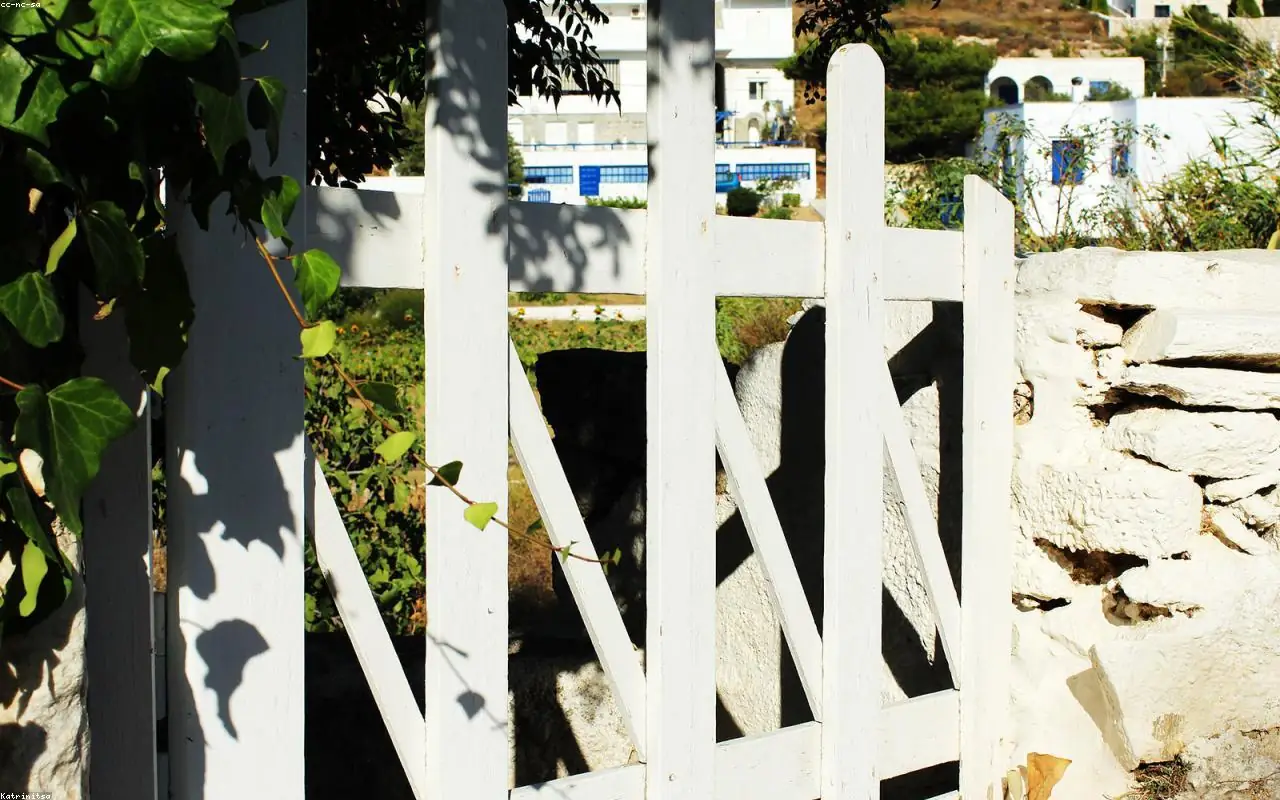 fence installation raleigh west beaverton on a split-level lot near highway 217